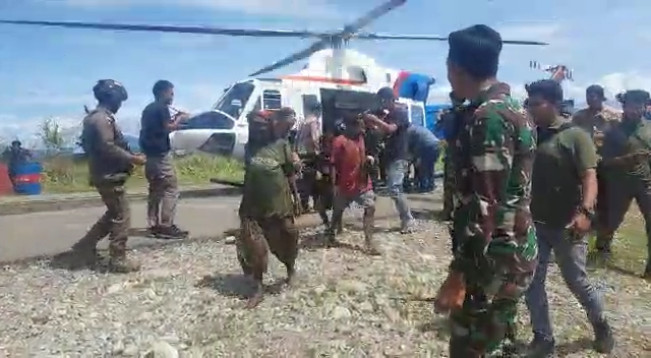 Gunakan Helikopter, TNI-Polri Evakuasi Warga dari Teror KKBÂÂ