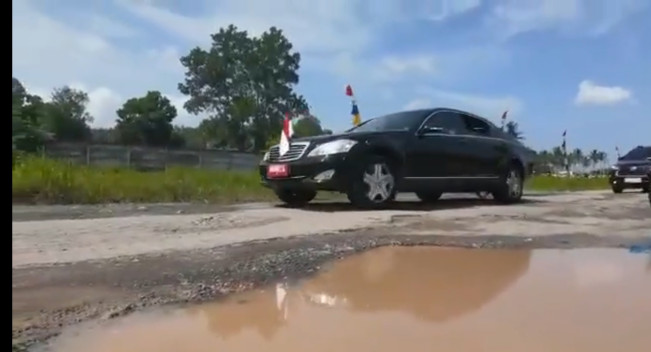 Mobil Presiden Jokowi Lewati Jalan Rusak di LampungÃ‚Â 