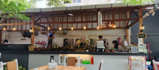 Inspiratif, Aksi Ali Hartono Pemilik Pawon Pangururan Beri Makan ODGJ dan Lansia di Jalanan Setiap Hari