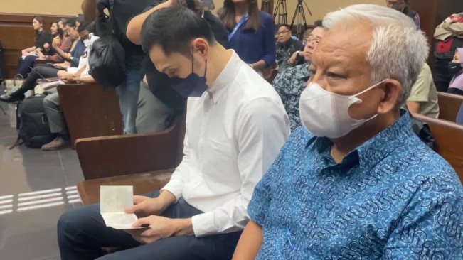 Terus Menunduk, Harvey Moeis Ternyata Baca Doa Novena saat Sidang Korupsi