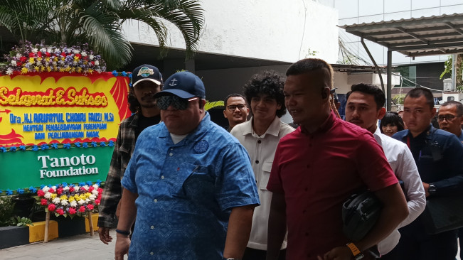 Sebelum Masuki Gedung KemenPPPA, Vadel Badjideh Sempat Masuk Mobil Alphard