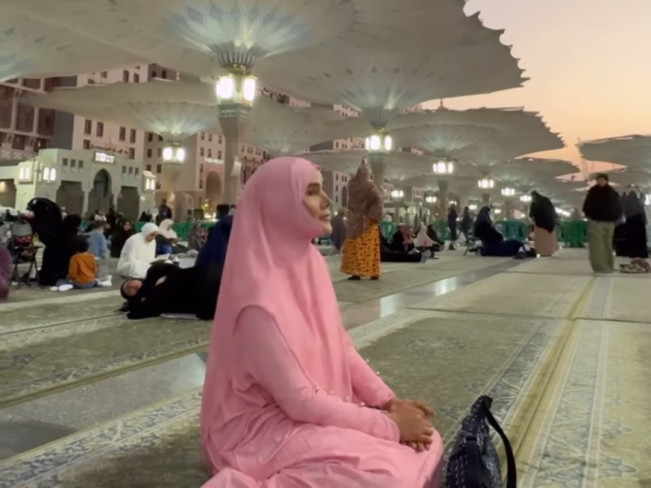 Isa Zega Dituding Lakukan Penistaan Agama Usai Umrah Pakai Hijab Syar'i, Anggota DPR Minta Polisi Turun Tangan