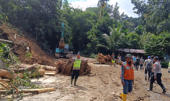 Jalur Masih Ditutup, Petugas Susuri Sungai Cari Korban Longsor Sibolangit