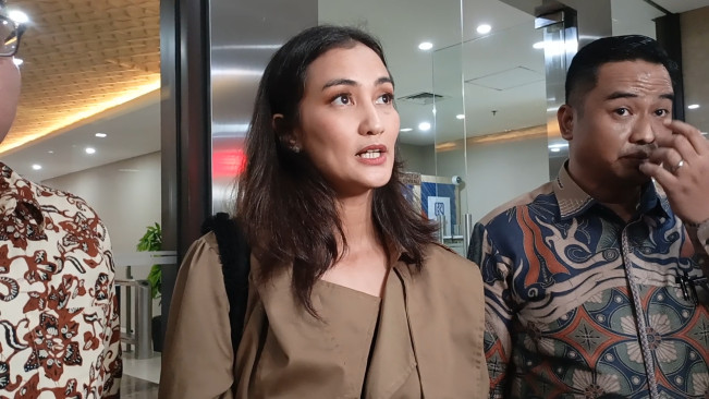 Tegaskan Dirinya dan Ratna Sarumpaet Tak Berniat Ambil Warisan sang Kakak, Atiqah Hasiholan Malah Nombok