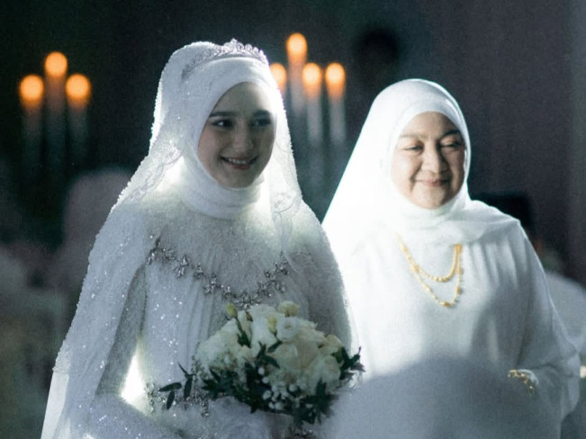 5 Foto Pernikahan Yasmine Ow dengan Ipin, Cantiknya dengan Busana Hijab