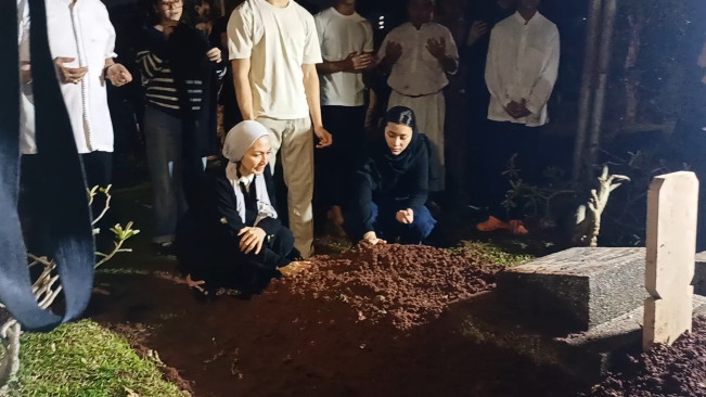 Tangis Wanda Hamidah Pecah di Pemakaman sang Ayah, Suaranya Sampai Serak