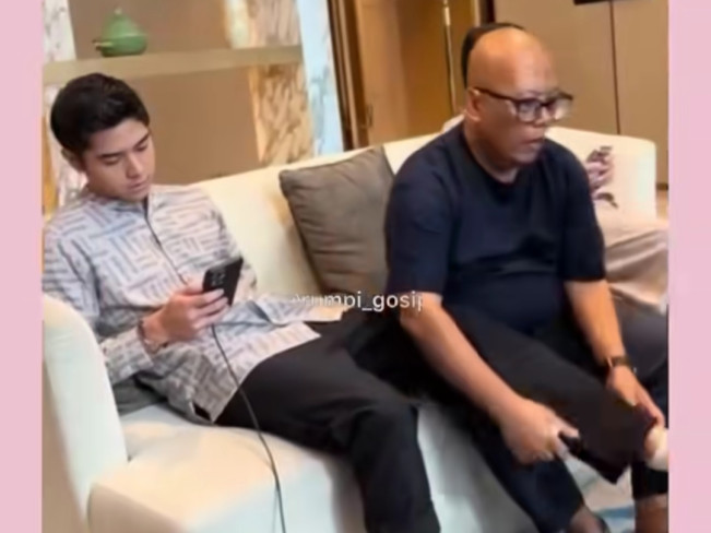 Dipasangkan Kaos Kakinya oleh Asisten, Al Ghazali jadi Omongan Netizen