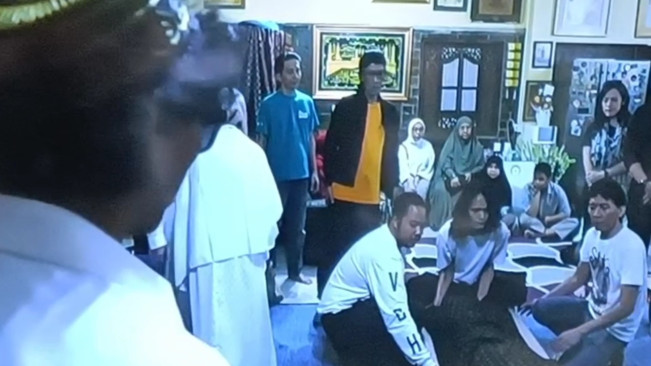 Suasana Rumah Duka Bunda Iffet di Gang Potlot, Bimbim Slank Berusaha Tegar