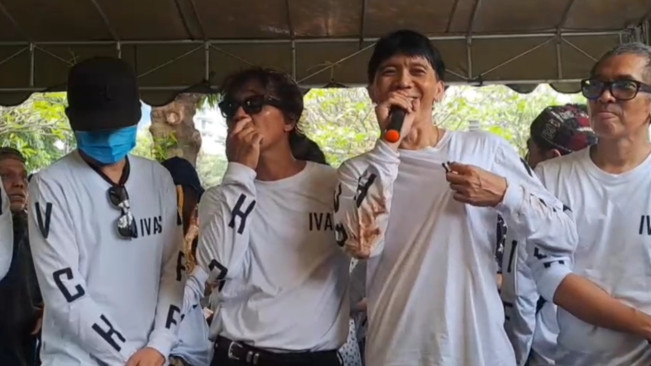 Dianggap Wasiat, Slank Pakai Baju Kembaran di Pemakaman Bunda Iffet