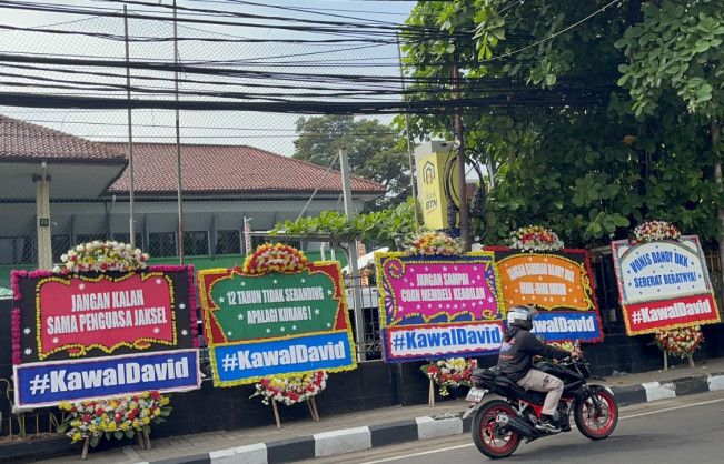 Karangan Bunga Ã¢â‚¬ËœKawal DavidÃ¢â‚¬â„¢ Penuhi PN Jaksel