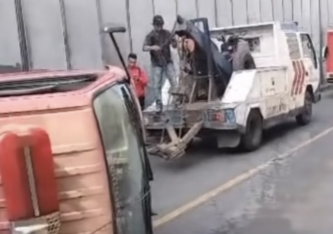 Diduga Oleng, Mobil Damkar Terbalik di Underpass Pasar Minggu