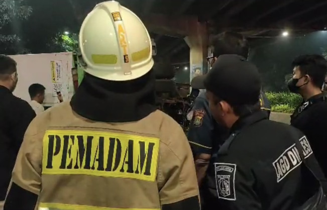 Gegara Hindari Motor, Truk Bawa Gas Tabrak Sparator Busway di Jaktim