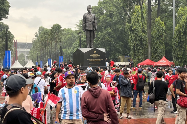 Sambil Teriak Ã¢â‚¬ËœIndonesiaÃ¢â‚¬â„¢, Supporter Mulai Padati SUGBK