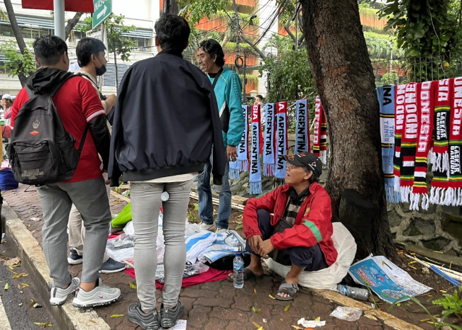 Marak Penjualan Aksesoris, Penjual: Paling Laku Aksesoris Timnas Indonesia