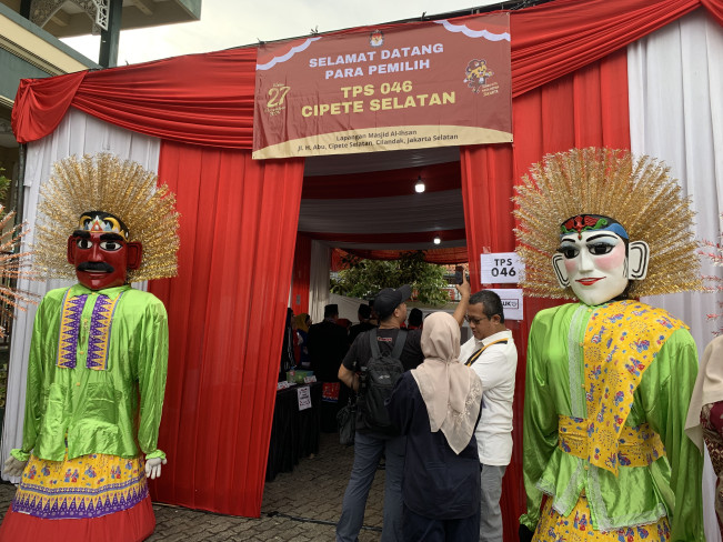 TPS Pramono Mencoblos Bernuansa Merah Putih Dengan Nuansa Betawi