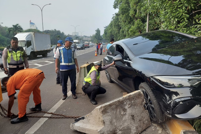 Diduga Tetiba Banting Stir ke Kiri, Mercy Listrik Tabrak Pembatas Jalan
