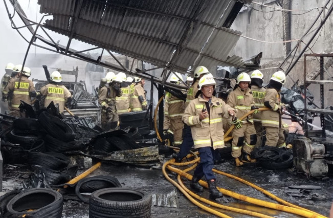 Gegara Bocah Main Api, Toko Ban Kebakaran