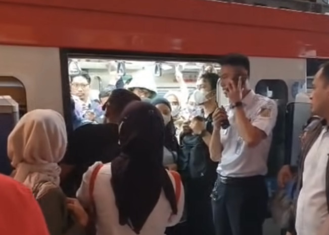 LRT Gangguan di Stasiun Cawang hingga Penumpang Pingsan, Begini Faktanya