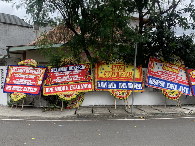 Karangan Bunga Muncul Dari Ikatan Janda-Janda Indonesia di Posko Pemenangan Pram dan Doel
