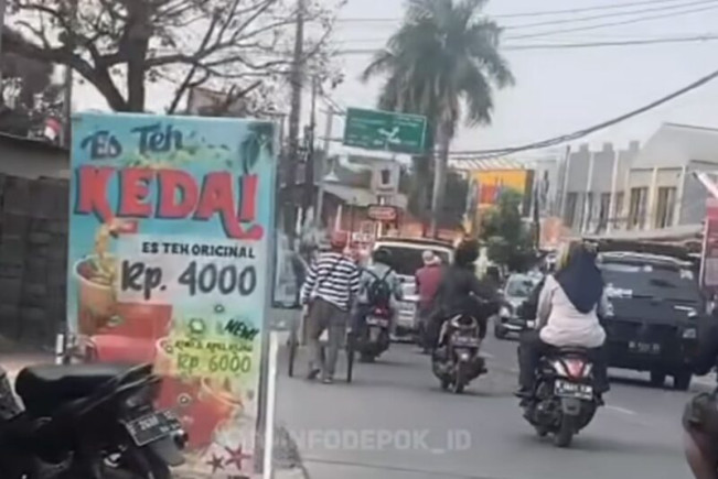 Pria Kendarai Motor Sambil Duduk Sila di Depok, Polisi : Kita Selidiki dan Bakal Tilang