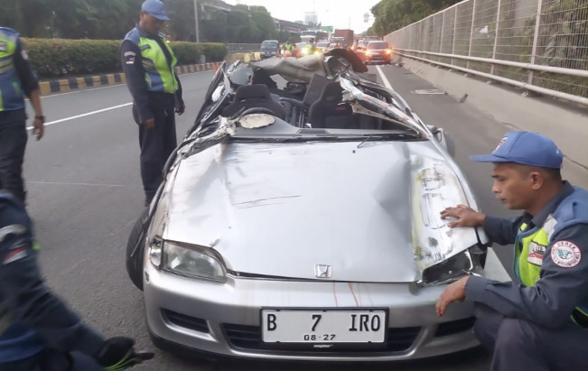 Mobil Estilo Tabrak Tiang Hingga Terbalik, Dua Orang Luka-luka