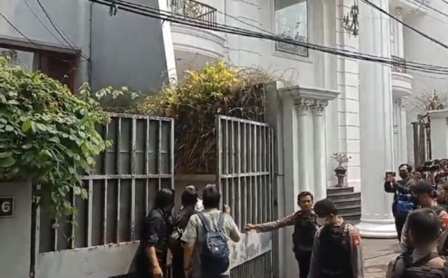 Polisi Sita Barang Bukti saat Geledah "Safe House" Ketua KPK di Kertanegara