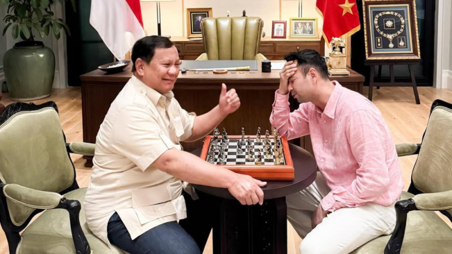 Raffi Ahmad Bagikan Momen Main Catur Bersama Prabowo