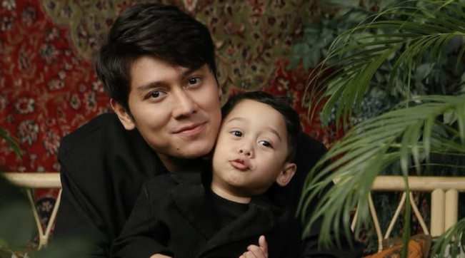 Curhat Rizky Billar Tak Kuasa Menahan Tangis Khawatirkan Masa Depan Sang Anak