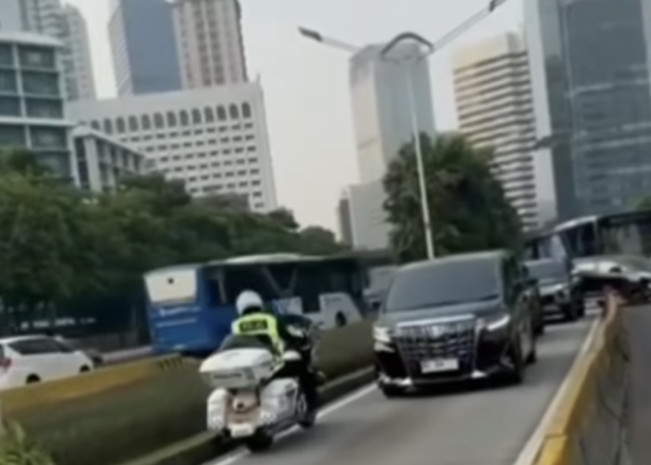 Viral! Mobil Pelat Dinas RI 24 Kejebak di Jalur Busway, Polisi: Nanti Kita Cek