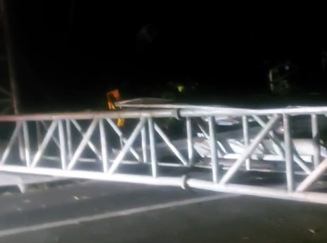 Bus Rombongan Dosen Unpam Tabrak Tiang di Tol, Tiga Orang Luka-luka dan Satu Tewas