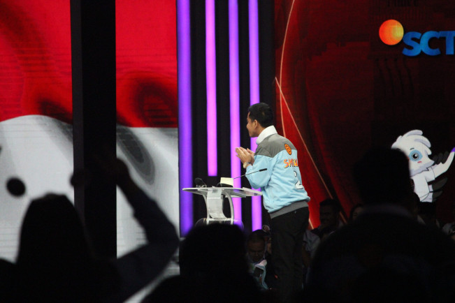 Gibran Rakabuming Berkali-kali Bungkukkan Badan saat Debat, Apa Artinya?