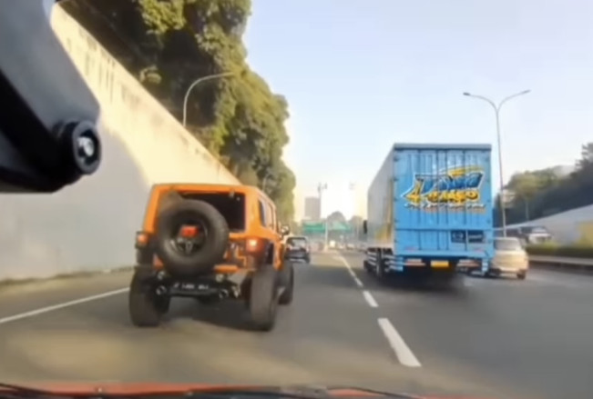 Ditlantas PMJ Cek Keaslian Nopol Mobil Rubicon Ugal-ugalan di Tol Mampang