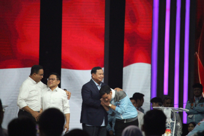 Gibran Rakabuming Berkali-kali Bungkukkan Badan saat Debat, Apa Artinya?