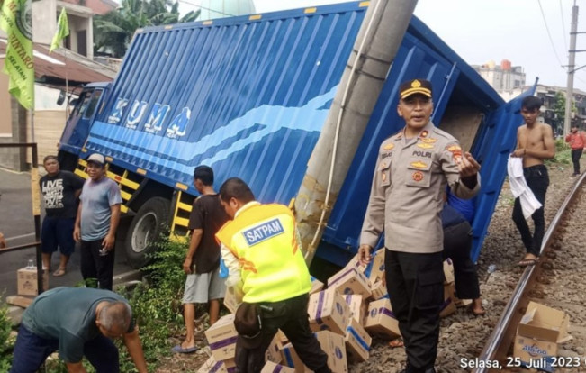 Truk Tabrak Tiang Listrik di Pesanggrahan, Perjalanan KRL Terganggu