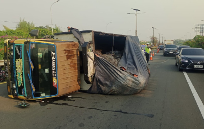 Gegara Pecah Ban, Truk Alami Kecelakaan hingga Terbalik di Tol Cengkareng