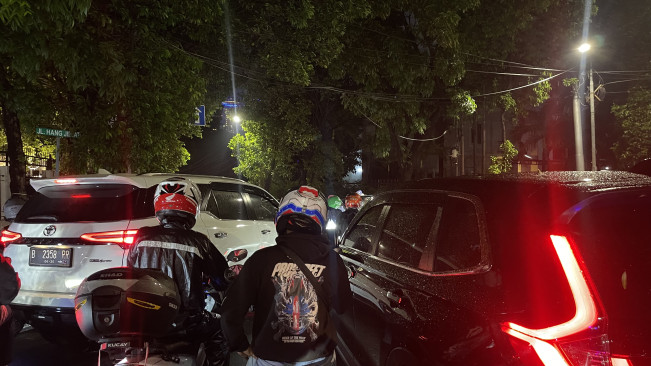 Usai Diguyur Hujan, Jalanan Sekitar Senayan Sampai Mayestik Macet Total!