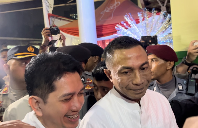 Lemparan Senyum Dharma Pongrekun-Kun Wardana Tiba di KPU Provinsi DKI Jakarta