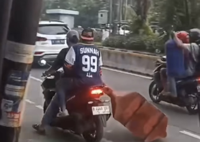 Viral Pemuda Ambil Pembatas Jalan di Halte Departemen Pertanian, Ini Faktanya