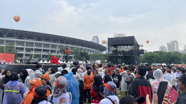 Tidak Gentar, Ribuan Pendukung Pramono-Rano Karno Tetap Bertahan Walau Diguyur Hujan