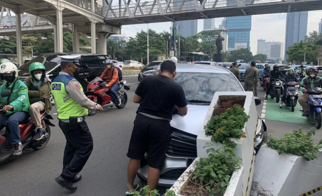 Diduga Hilang Konsentrasi, Pengemudi Mobil Hantam Pembatas Jalur Sepeda