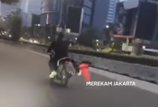 Polisi Dalami Aksi Pemotor Tendang Traffic Cone di Jakpus