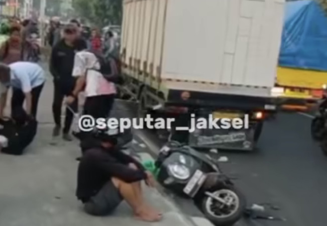 Tragis! Truk Muatan Bata Hebel Tabrak Tujuh Motor Lawan Arah