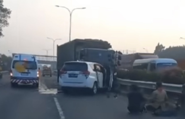 Mobil Tabrak Tiga Kendaraan di KM 41 A Tol JORR, Dua Pengemudi Luka-luka