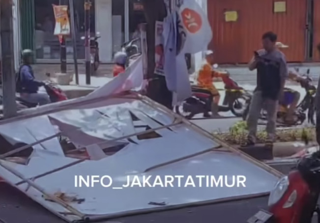 Lagi-lagi Baliho Caleg Roboh Timpa Pengendara Motor di Cakung