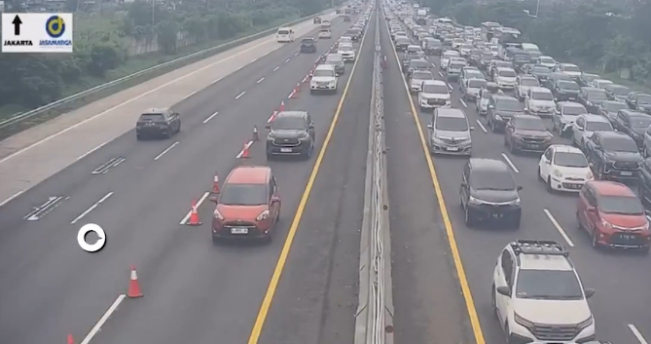 Volume Arus Kendaraan Naik, Contraflow Diberlakukan di Tol Japek Arah Cikampek
