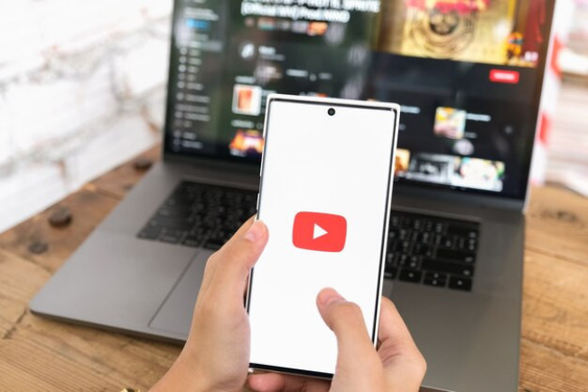 Ilustrasi nonton video YouTube. [Ist]