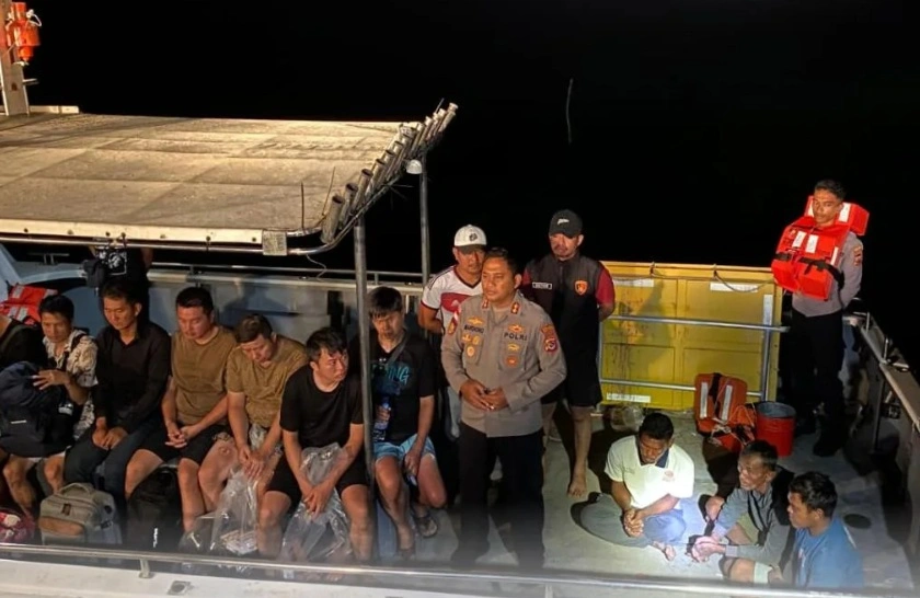 Kapal Mencurigakan di Perairan Rote, Polisi Tangkap 7 Imigran Gelap Asal China