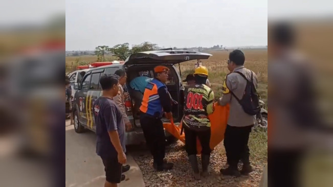 Mama... Teriak Pilu Bocah Lihat Keluarganya Tertabrak Kereta Api di Karawang