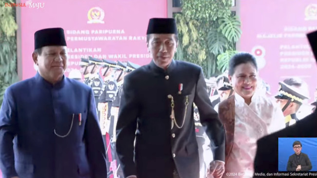 Jokowi Tiba di Gedung MPR, Kompak dengan Prabowo Pakai Beskap Betawi