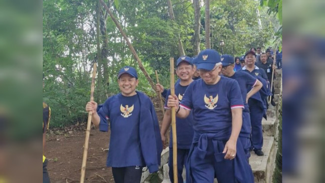 Jelang Pembubaran Retreat dari Magelang, Cak Imin Sempatkan Trekking ke Puncak Tidar